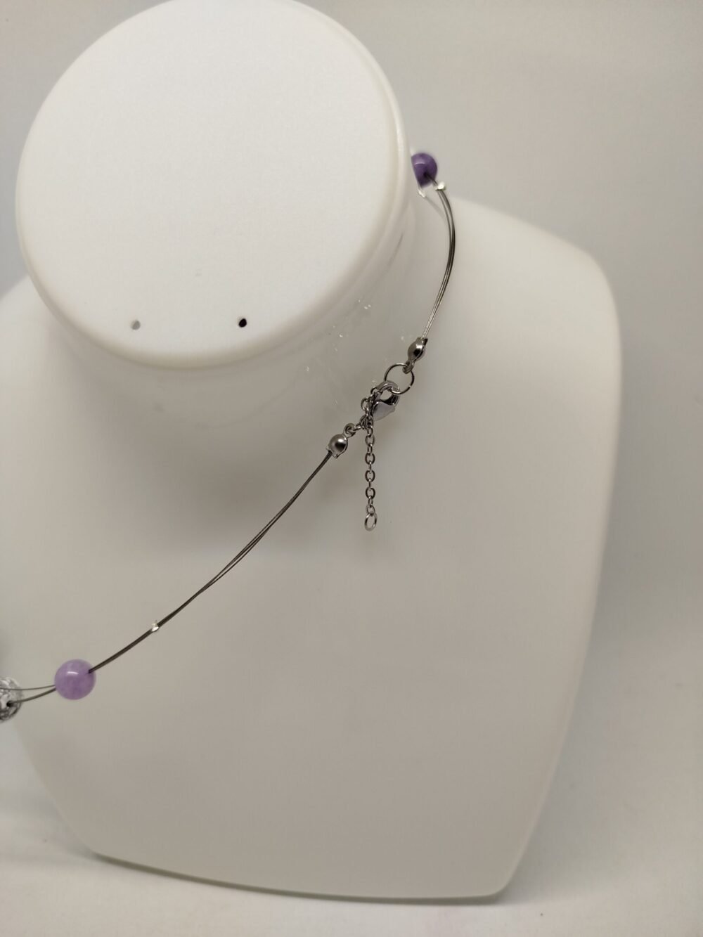collier en pierres améthyste howlite blanche et angélique sur câble à bijoux et fermoir mousqueton