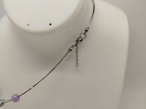 collier en pierres améthyste howlite blanche et angélique sur câble à bijoux et fermoir mousqueton