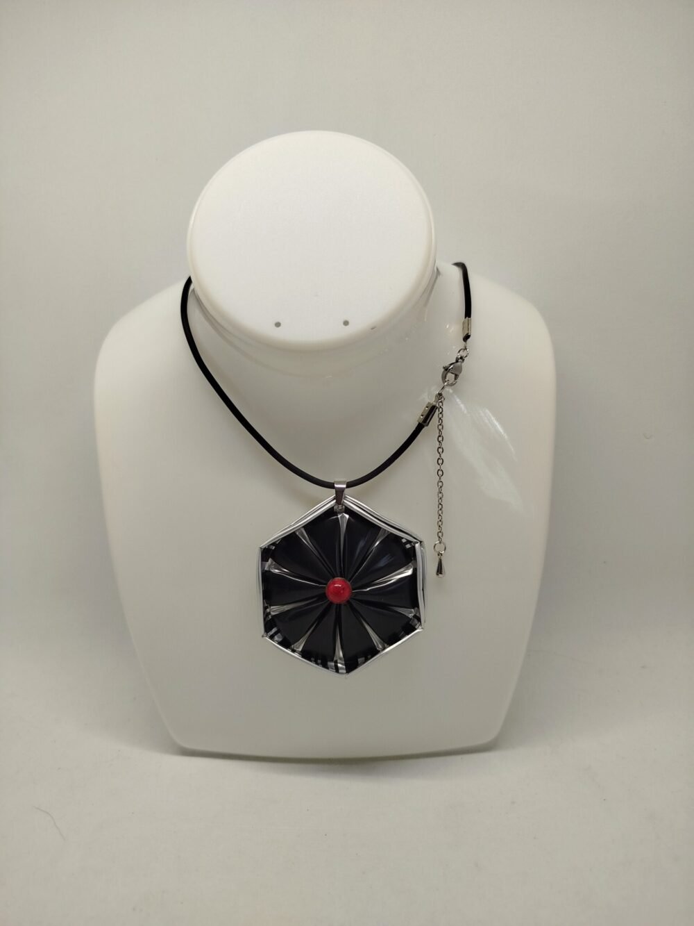 collier en capsules de café noir et perle rouge au centre