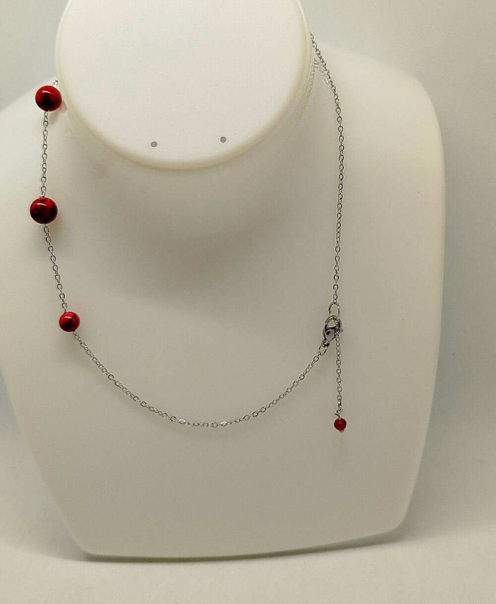 collier-chaine-argente-en-acier-avec-6-pierres-howlite-rouge-fermoir-mousqueton-
