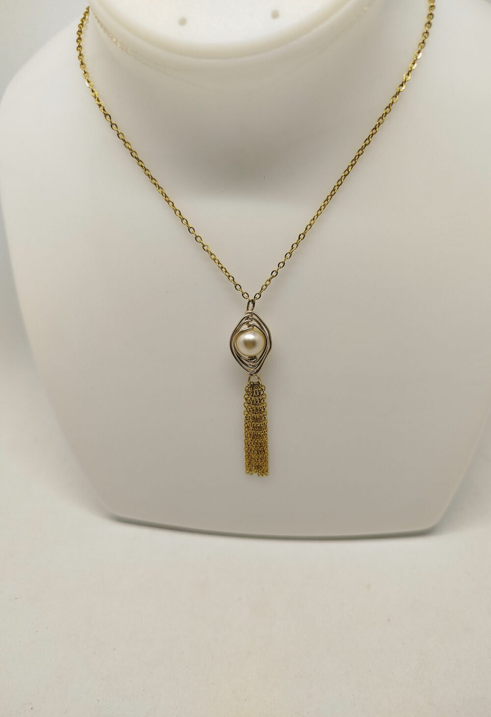 collier-creee-avec-des-perles-nacrees-entourees-de-fil-aluminium-dore-et-plusieurs-morceaux-de-chaîne-pendant-