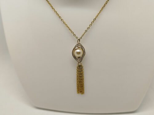 collier-creee-avec-des-perles-nacrees-entourees-de-fil-aluminium-dore-et-plusieurs-morceaux-de-chaîne-pendant-