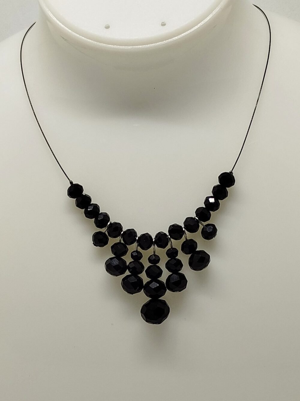 collier-en-perles-noirs-forme-v.