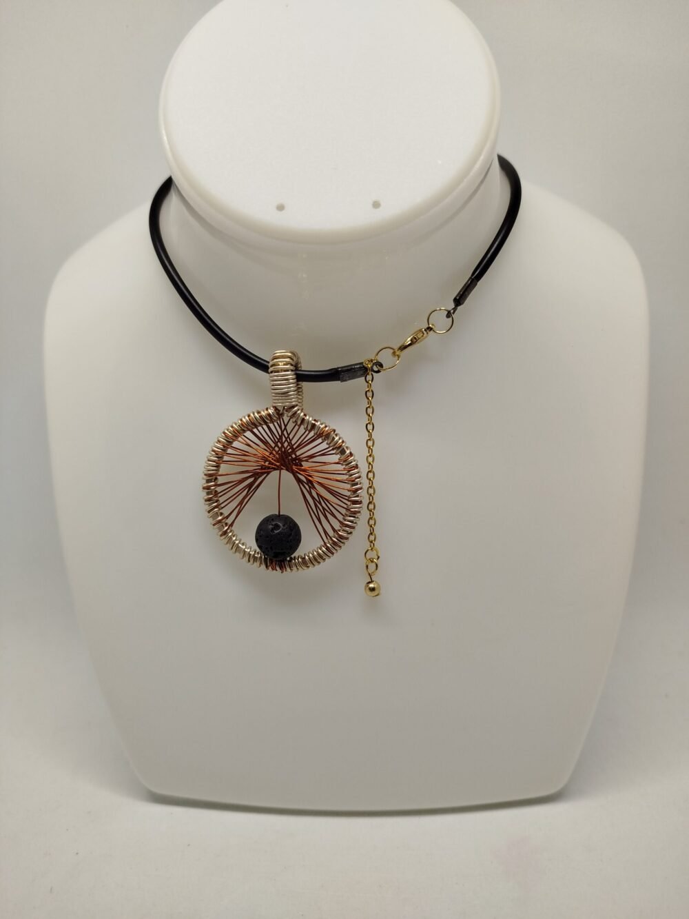 collier-fait-main-en-caoutchouc-et-pendentif-rond-en-fil-aluminium-et-tisse-cuivre-a-l'intérieur-et-pierre-de-lave