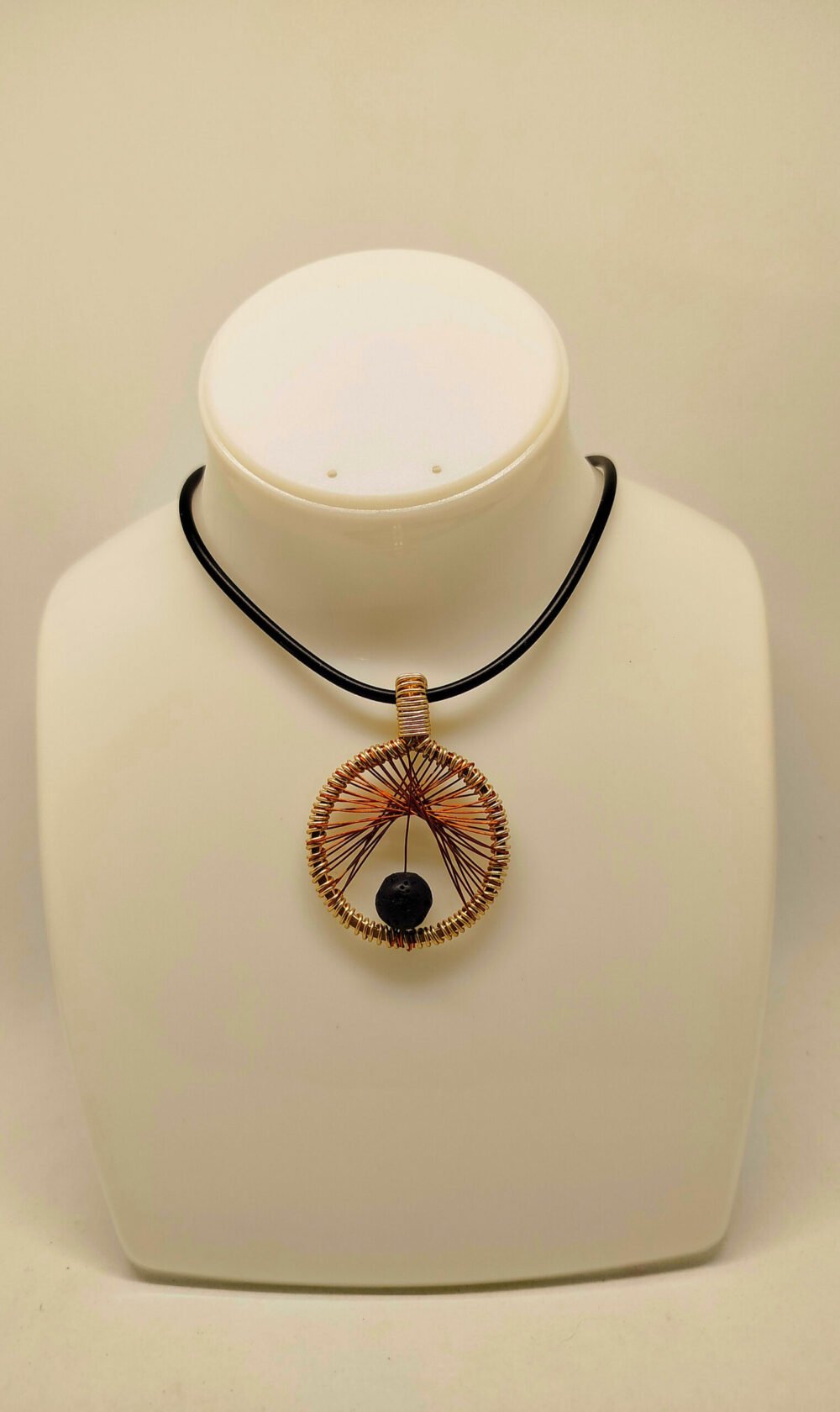 collier-fait-main-en-caoutchouc-et-pendentif-rond-en-fil-aluminium-et-tisse-cuivre-a-l'intérieur-et-pierre-de-lave