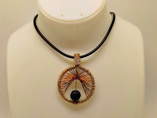 collier-fait-main-en-caoutchouc-et-pendentif-rond-en-fil-aluminium-et-tisse-cuivre-a-l'intérieur-et-pierre-de-lave