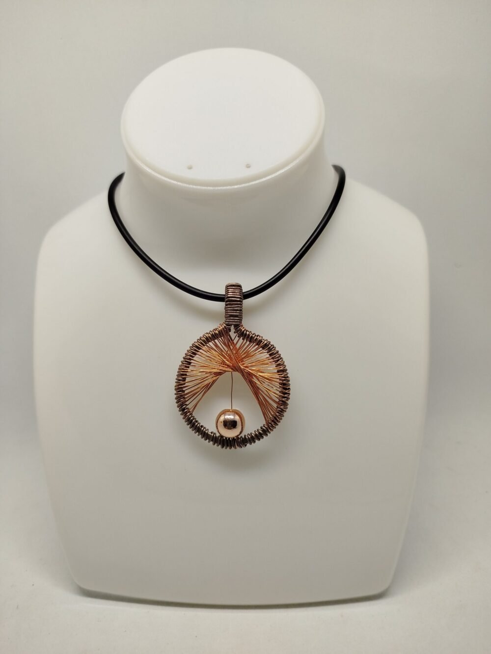 pendentif-rond-en-fil-aluminium-et-tisse-cuivre-a-l'intérieur-et-pierre-hématite-doré