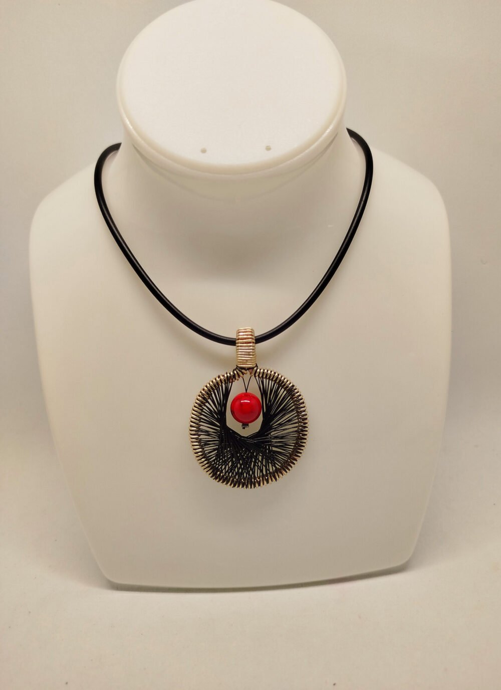 pendentif-rond-en-fil-aluminium-et-tisse-noir-a-l'intérieur-et-pierre-howlite-rouge-