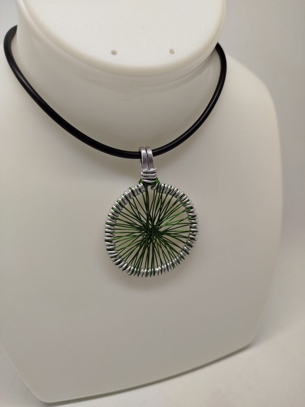pendentif-rond-en-fil-aluminium-et-tisse-vert-a-linterieur
