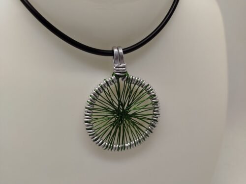 collier femme fait main en caoutchouc et pendentif rond en fil aluminium et tissé vert à l’intérieur création de mypearls jewelery pendentif-rond-en-fil-aluminium-et-tisse-vert-a-linterieur