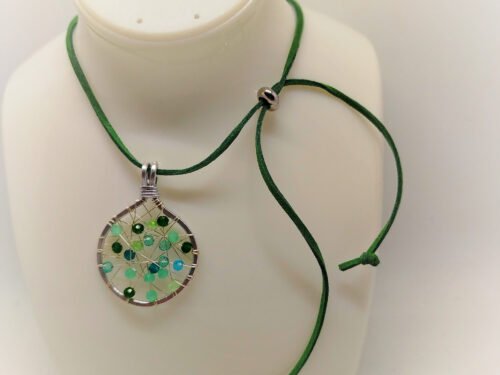 collier femme pendentif de 4 cmen fil aluminium argenté avec perles en verre de différentes tons verts tissées au centre suspendu avec corse en suédine verte mypearls jewelery_edited (1) collier-femme-pendentif-de-4-cm en-fil-aluminium-argente-avec-perles-en-verre-de-différentes-tons-verts-tissés-au-centre-