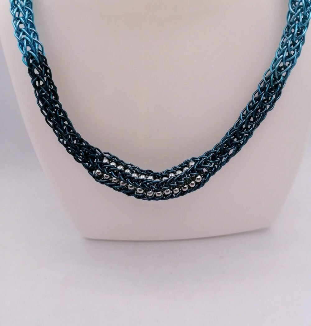 collier-tricot-viking-bleu-fil aluminium-bijoux-fait-main