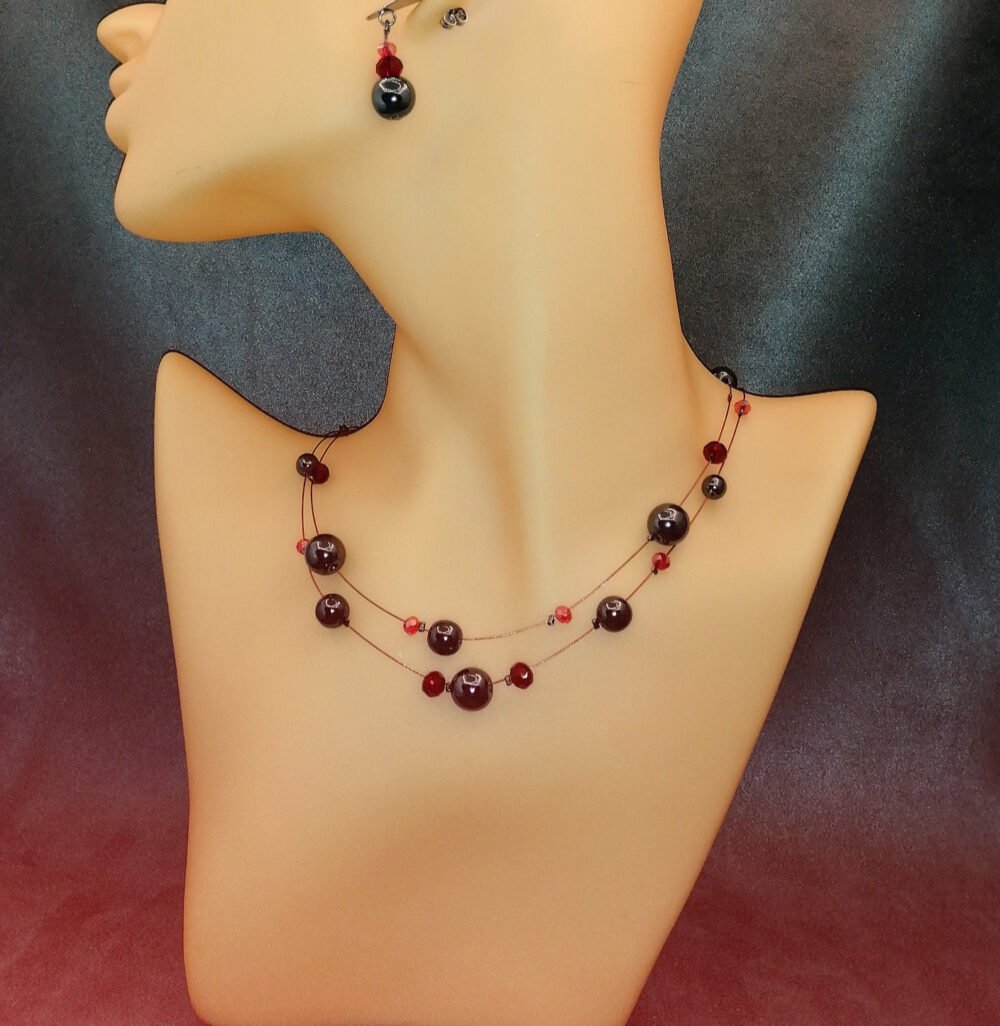 collier 12 pierres hématites fixées sur câble à bijoux rouge