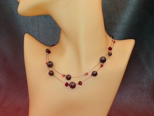 collier hématite faitmain en france_edited_edited_edited collier 12 pierres hématites fixées sur câble à bijoux rouge