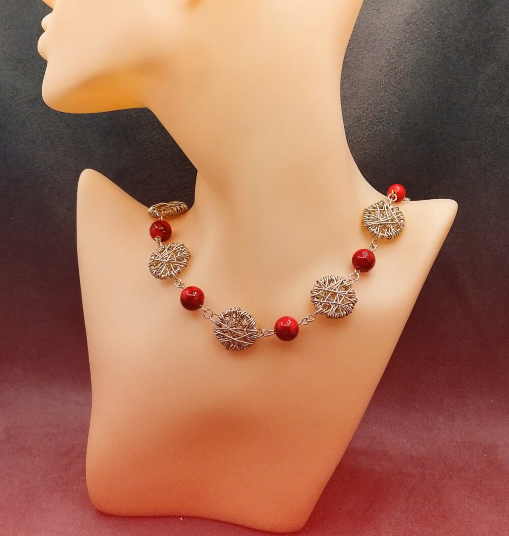 collier pierres howlites rouge