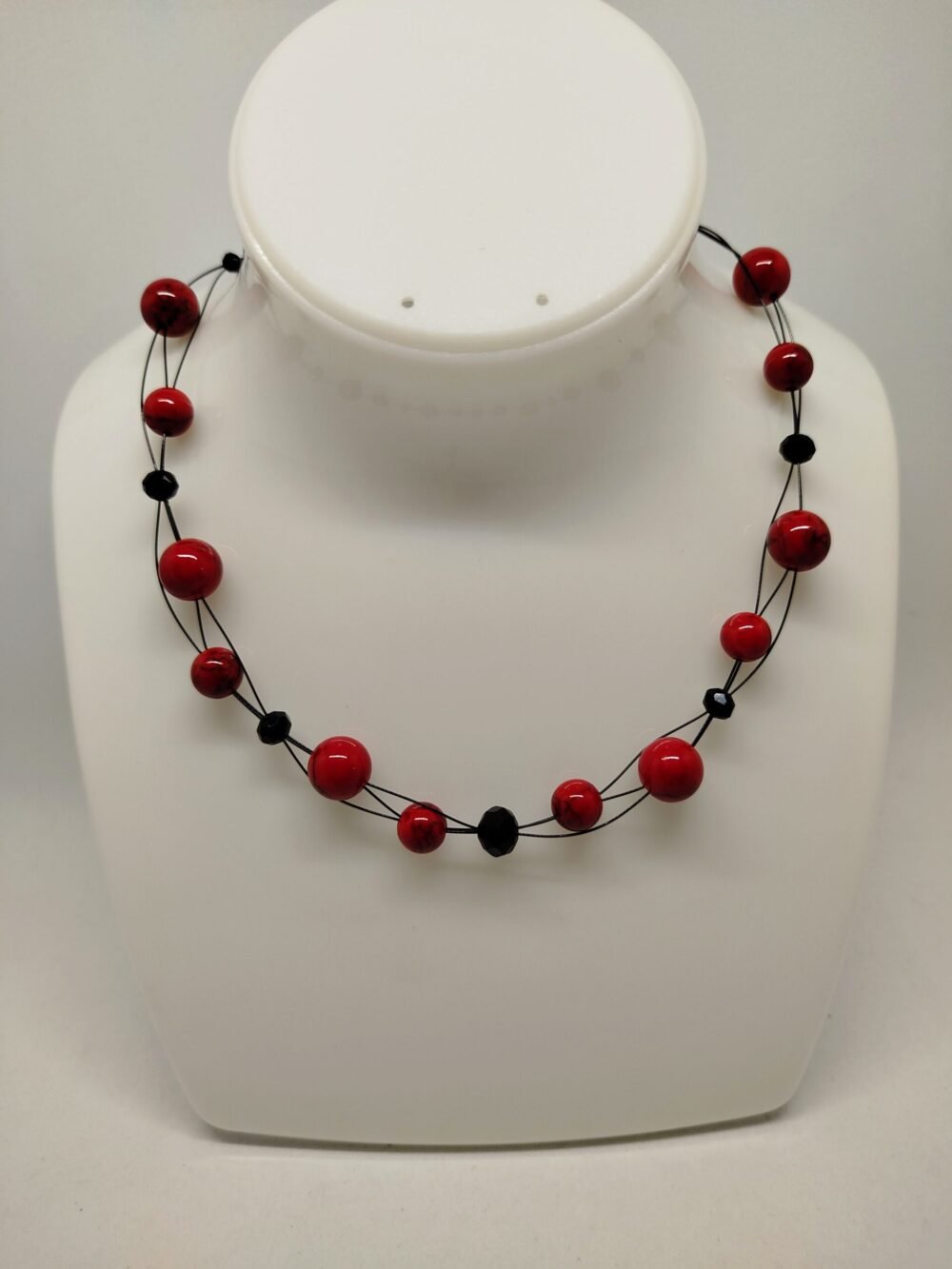 collier créé avec 13 pierres howlite rouge