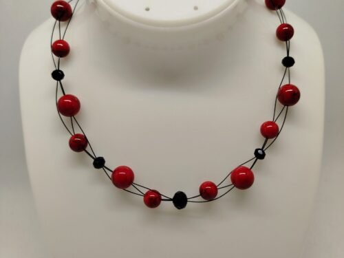 collier créé avec 13 pierres howlite rouge