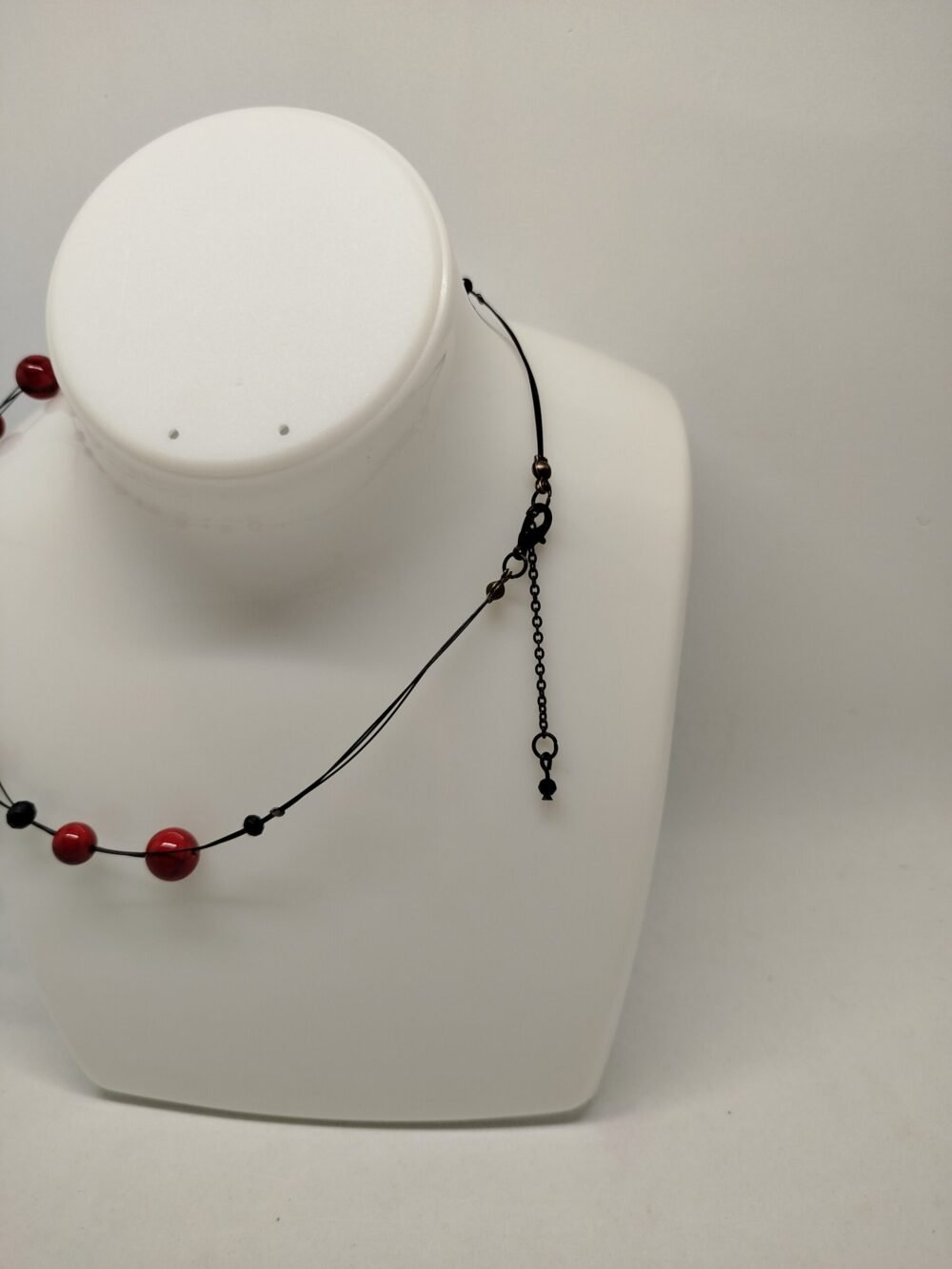 collier howlite rouge fermoir mousqueton