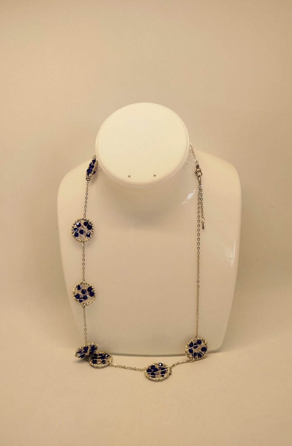 collier-long-pour-femmes-chaine-argente-en-acier-7-connecteurs-remplit-avec-des-perles-a-facettes-bleu-fermoir-mousqueton-bijou-fait-main
