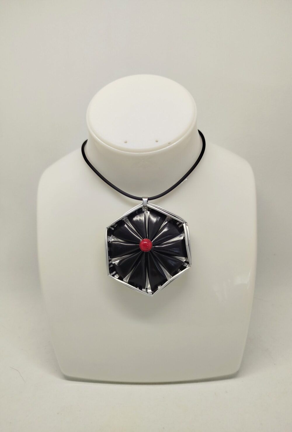 collier en capsules de café noir et perle rouge au centre