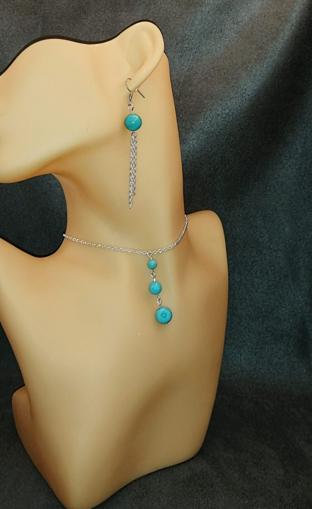 collier avec pierre naturelle turquoise et morceaux de chaîne argentée