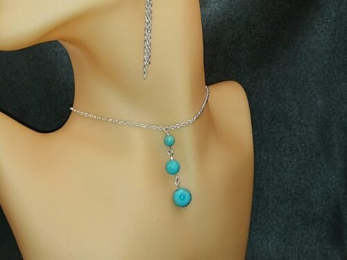collier avec pierre naturelle turquoise et morceaux de chaîne argentée
