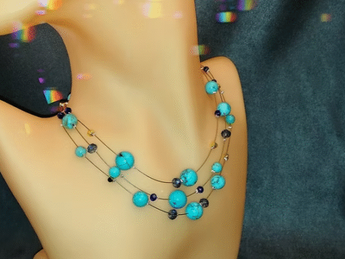collier pierres turquoises collier-pierres-turquoises sur 3 rangées de câble à bijoux