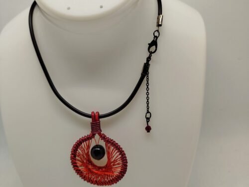 collier tissé rouge2 pendentif en fil aluminium rouge tissé à l'intérieur et pierre onyx à facettes fixé à l'intérieur