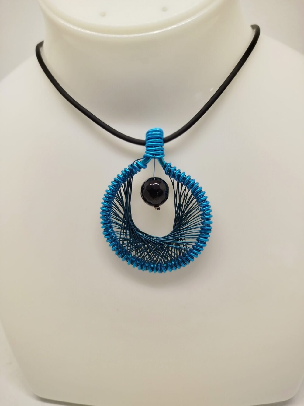 collier tissé en fil turquoise pierre onyx au centre