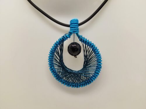 collier tissé en fil turquoise pierre onyx au centre