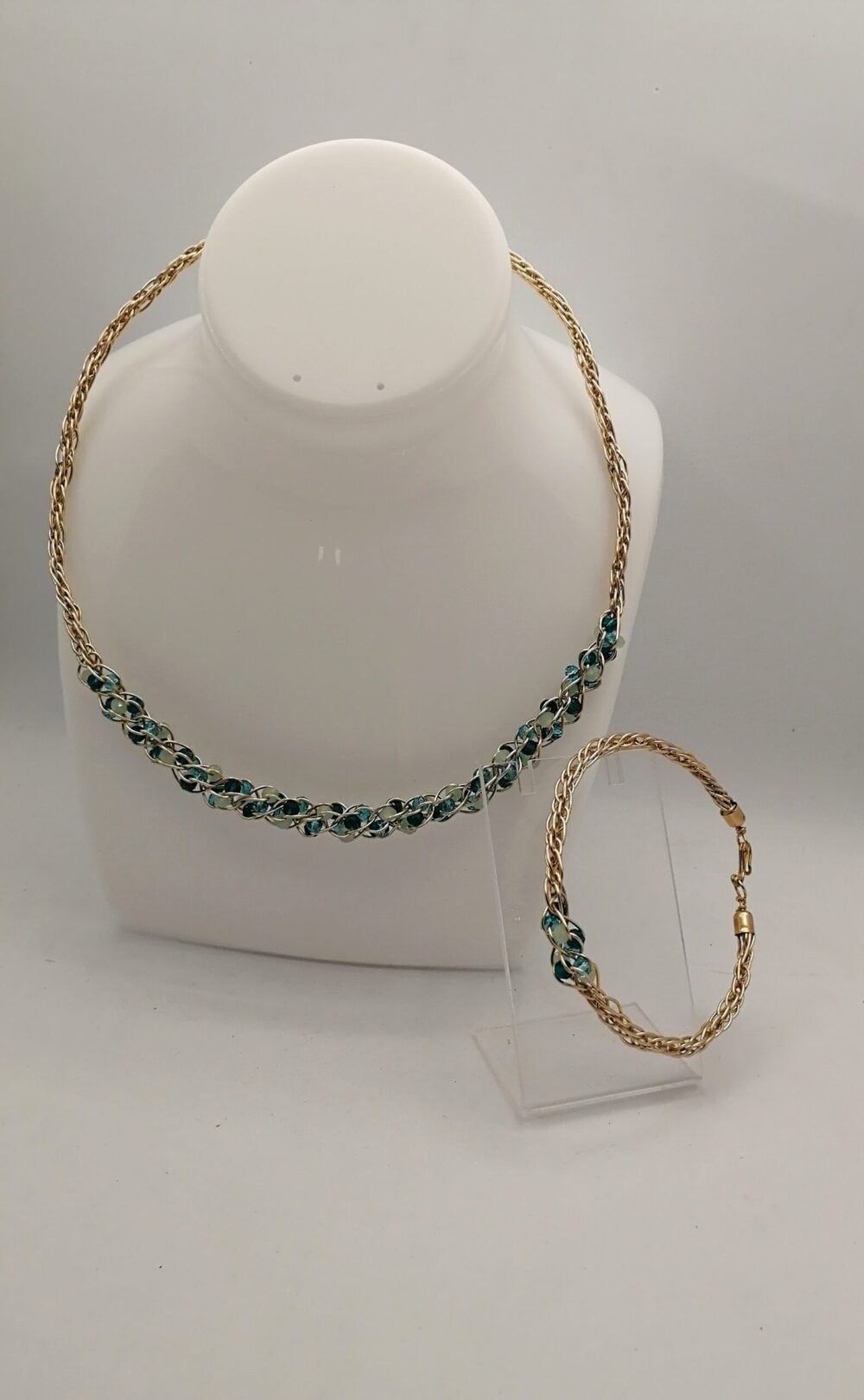 collier tressé forme japonaise kumihimo en fil aluminium doré et perles vertes