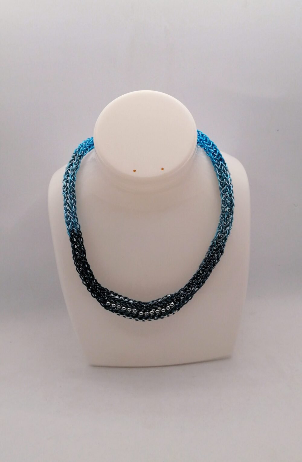 collier-tricot-viking-bleu-fil aluminium-bijoux-fait-main