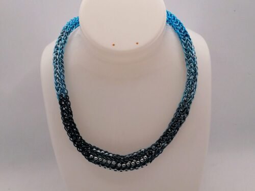 collier-tricot-viking-bleu-fil aluminium-bijoux-fait-main