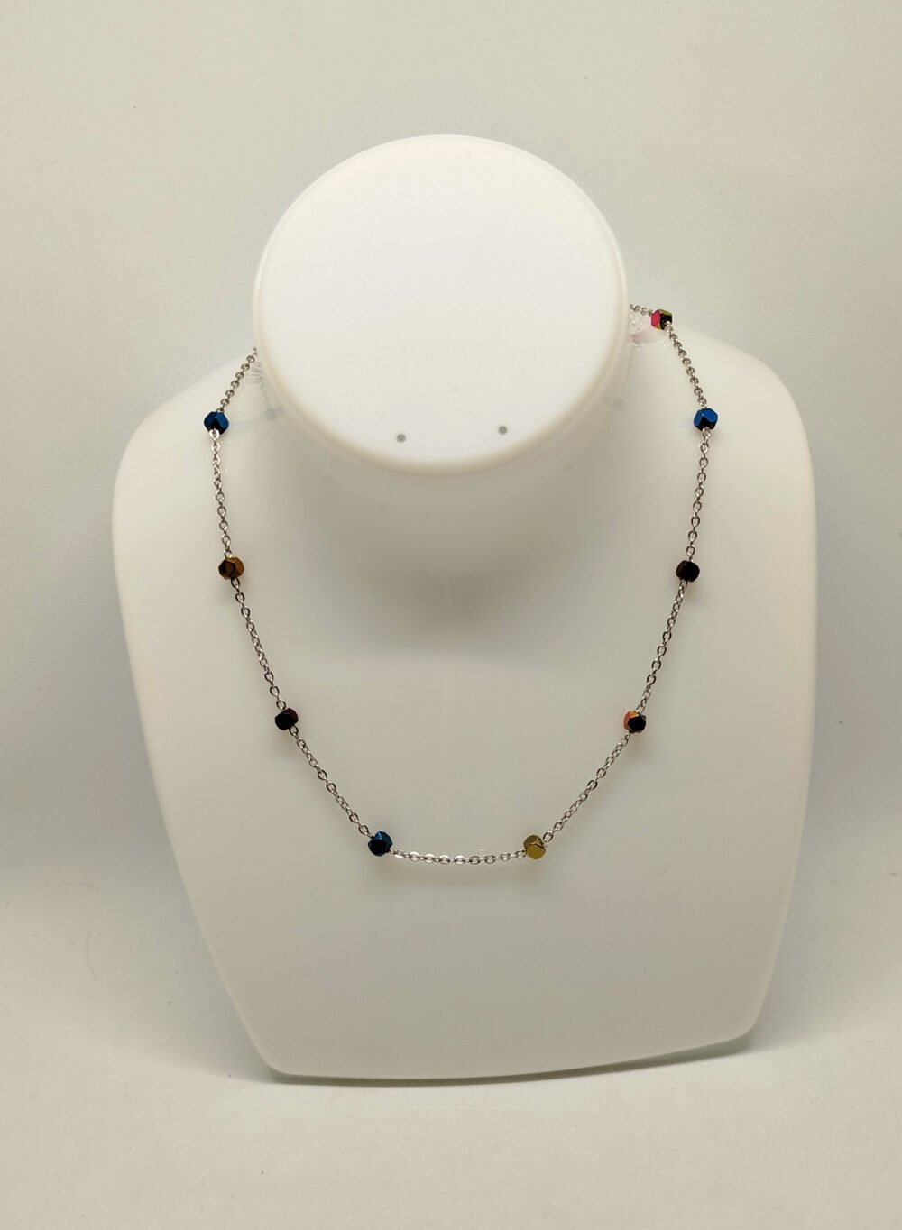 collier à maillons et pierres hématites à facettes