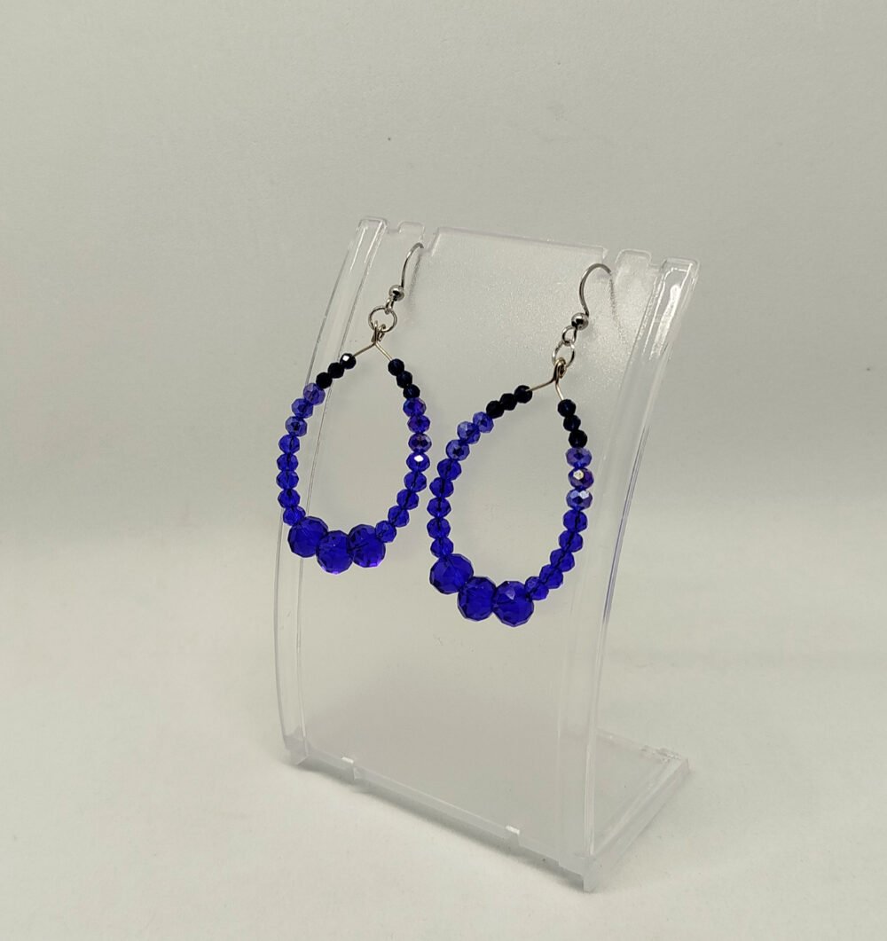 creoles-femme-bijou-fait-main-avec-des-perles-en-verre-a-facettes-bleu-crochets-en-acier-