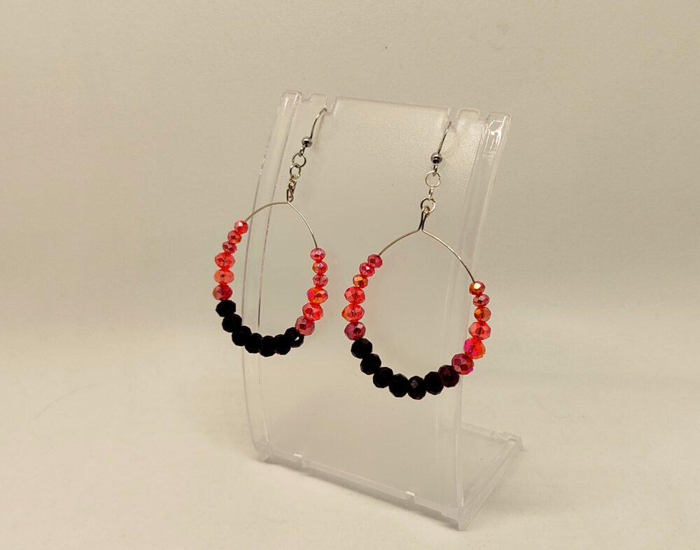 creoles-femme-bijou-fait-main-avec-des-perles-en-verre-a-facettes-rouge-crochets-en-acier