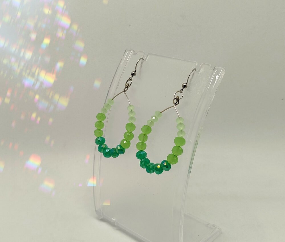creoles-femme-bijou-fait-main-avec-des-perles-en-verre-a-facettes-vertes-crochets-en-acier-