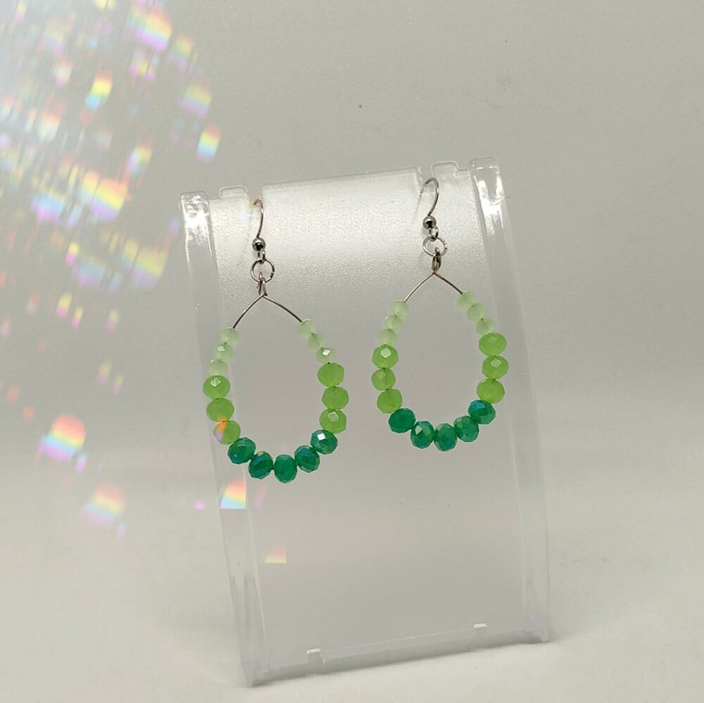 creoles-femme-bijou-fait-main-avec-des-perles-en-verre-a-facettes-vertes-crochets-en-acier-