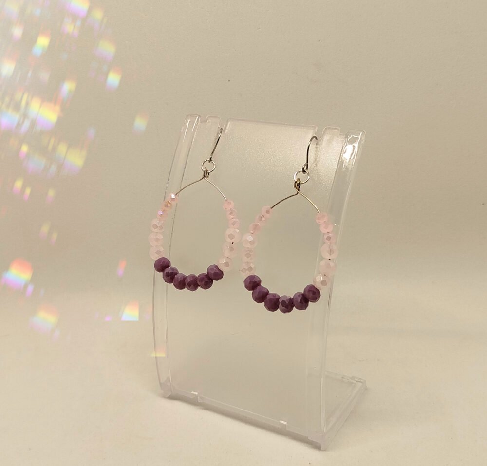 creoles-femme-bijou-fait-main-avec-des-perles-en-verre-a-facettes-violet-crochets-en-acier-