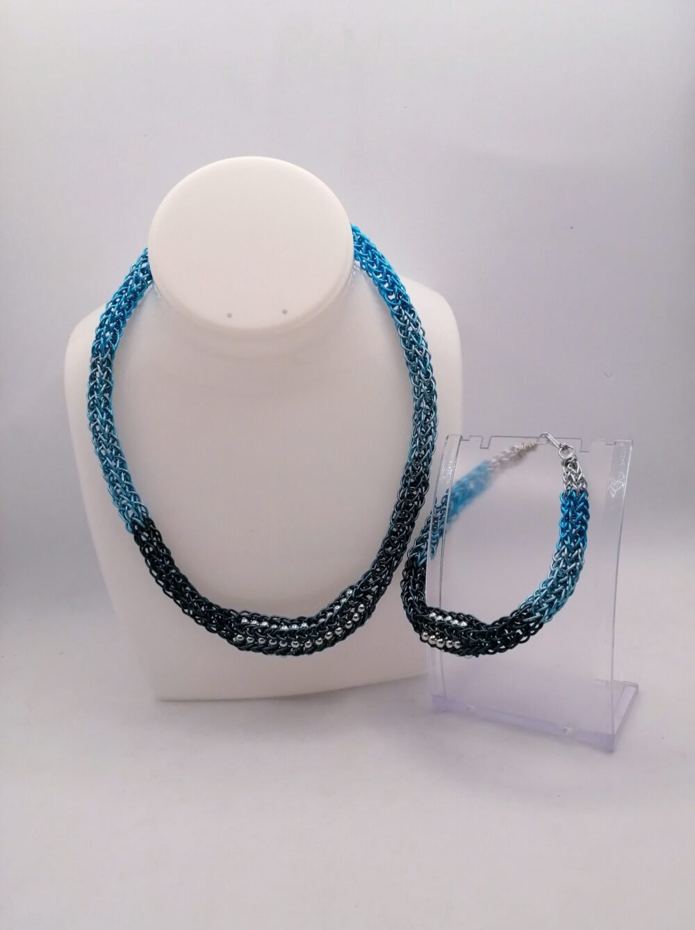 ensemble-tricot-viking-bijoux-fait-main-en-fil-aluminium-bleu-avec-perles-argentees
