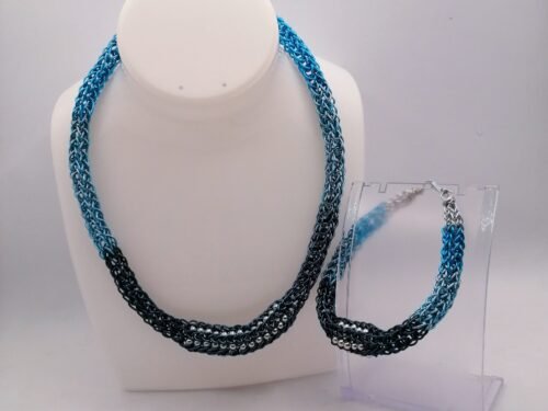 ensemble-tricot-viking-bijoux-fait-main-en-fil-aluminium-bleu-avec-perles-argentees