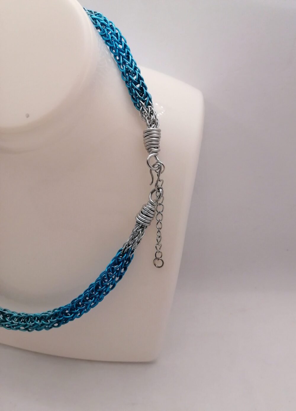 collier-tricot-viking-bleu-fil aluminium-bijoux-fait-main
