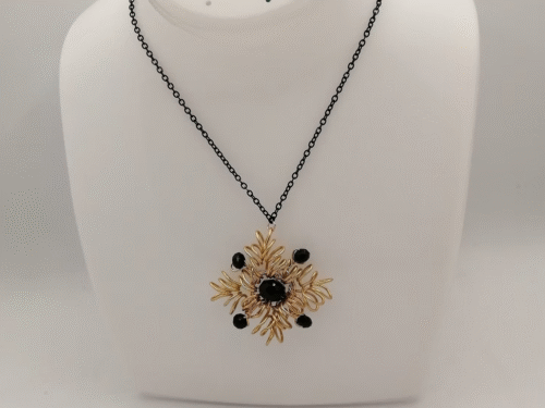 collier en forme de flocon avec fil aluminium doré et pierre onyx au centre collier en forme de flocon avec fil aluminium doré et pierre onyx au centre