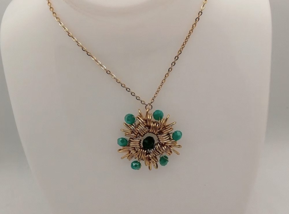 collier en forme de flocon avec fil aluminium doré et perle verte au centre