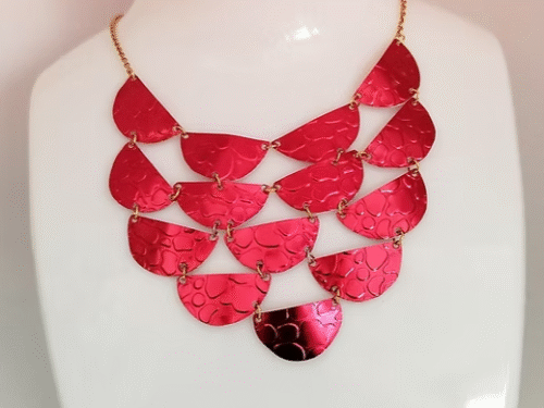 gros-collier-en-fil-aluminium-motif-crocodile-rouge