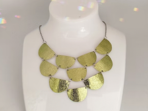 gros-collier-en-morceaux-de-fil-aluminium