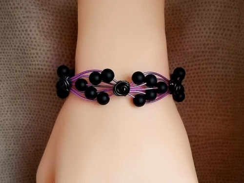 superbe bracelet coloré soigneusement tressé avec 5 brins de fil aluminium violet et 20 pierres naturelles onyx