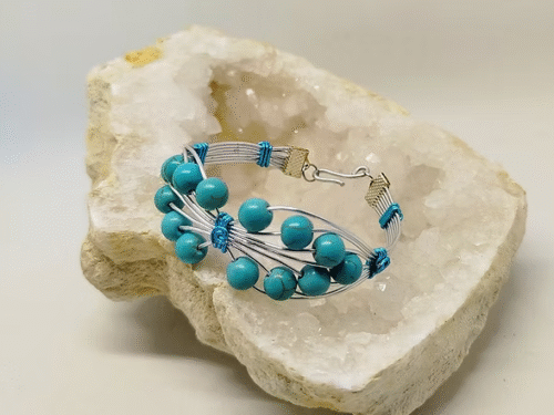 « bracelet large en fil aluminium argenté tressé avec 14 pierres naturelles turquoises "bracelet large en fil aluminium argenté tressé avec 14 pierres naturelles turquoises
