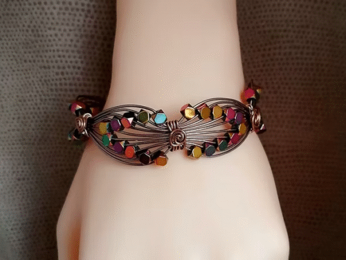 bracelet hématites bracelet soigneusement tressé avec 10 brins de fils aluminium marron, avec 40 pierres naturelles hématites multicolores à facettes carrées