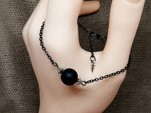 bracelet confectionné avec une belle pierre naturelle onyx et une chaîne à maillons noirs